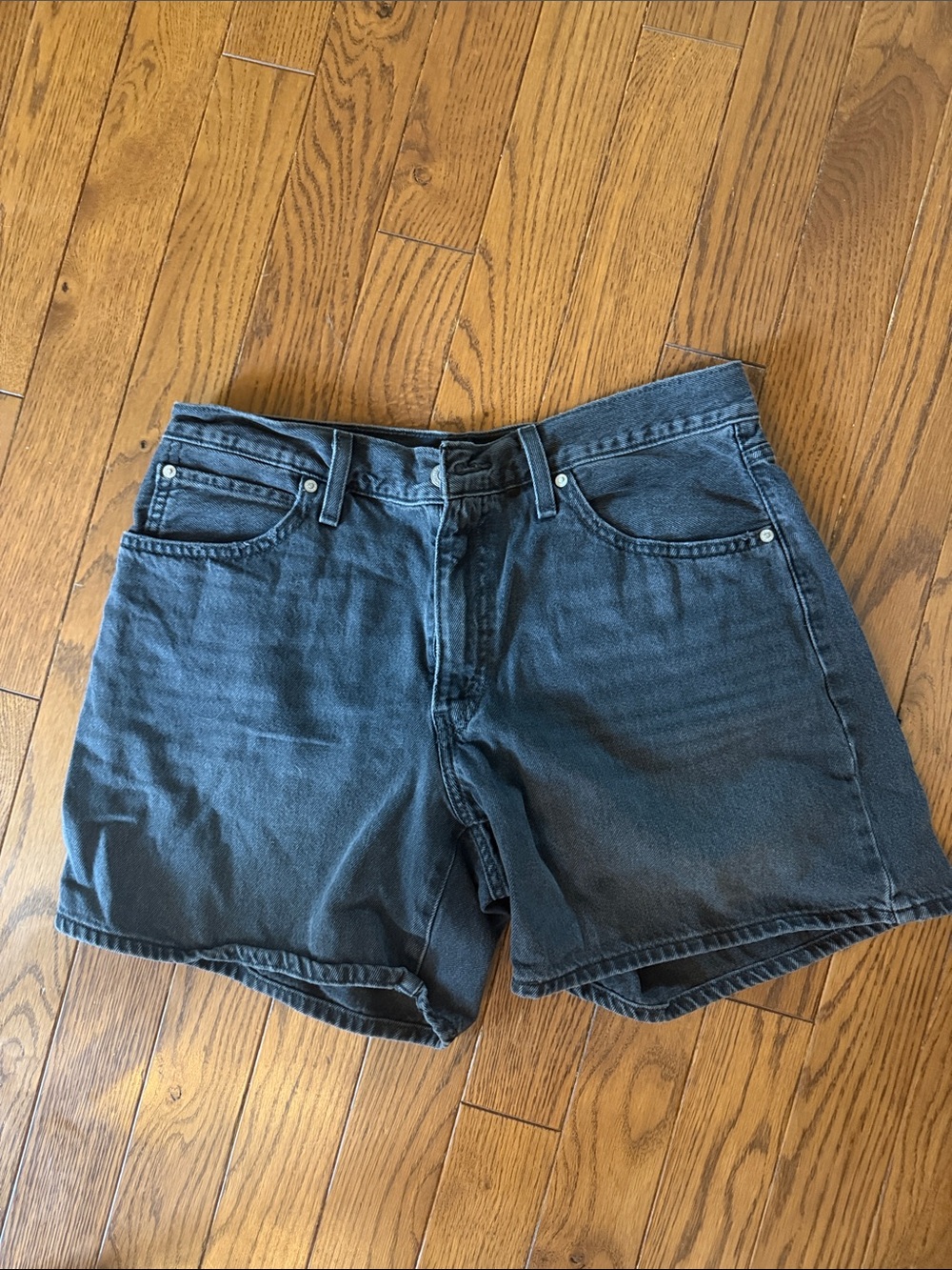 Levi's womens faded black denim 94 Baggy shorts 32